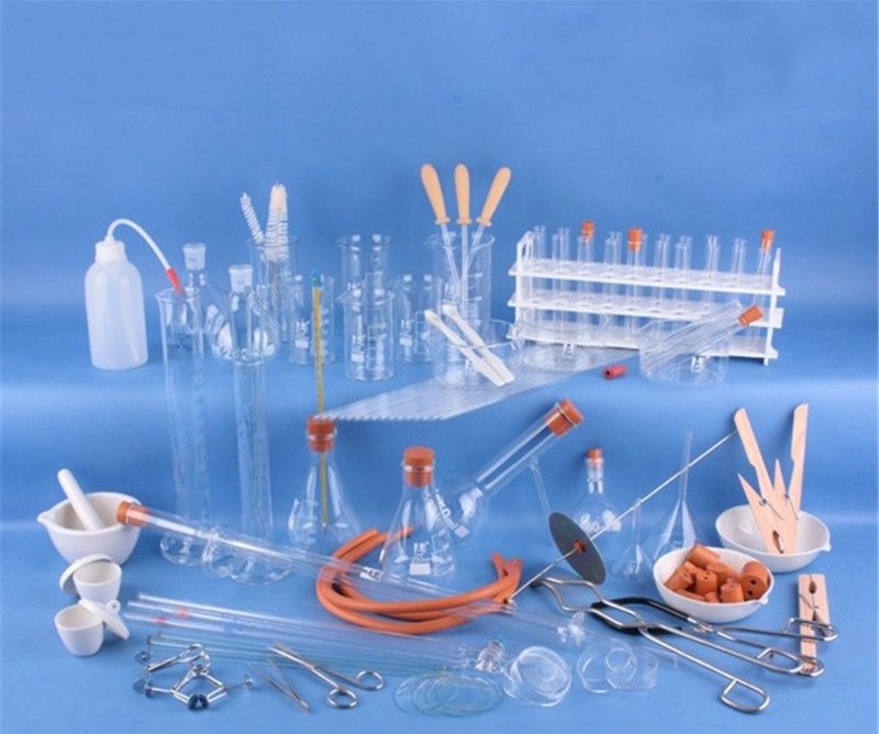 Zestaw szkła laboratoryjnego JANGAR z wyposażeniem do doświadczeń chemicznych