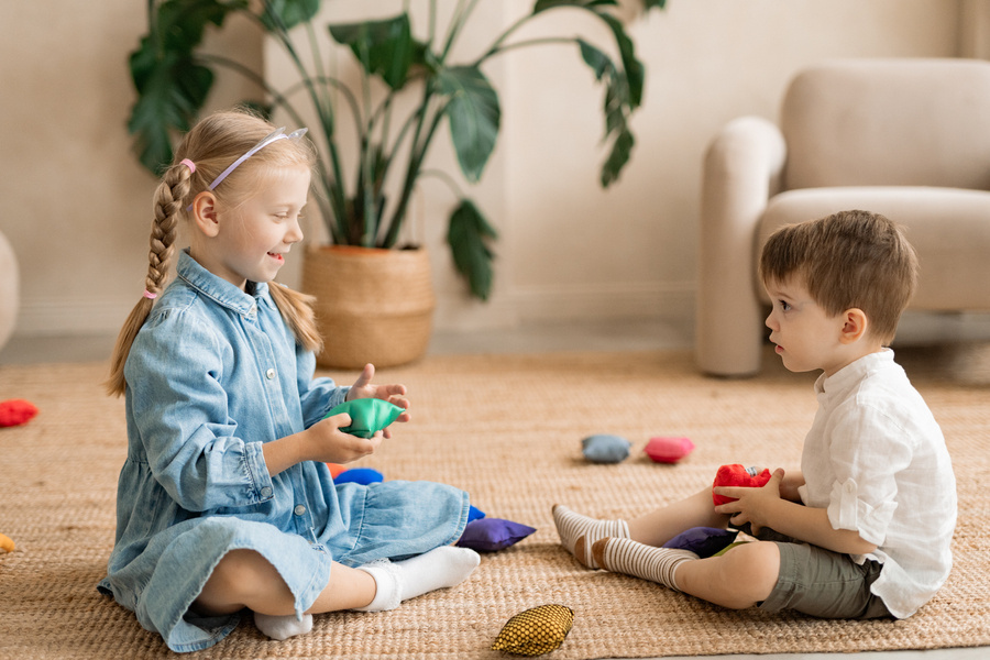 Detal woreczka sensorycznego Akson — zbliżenie na różną fakturę materiału i wypełnienie