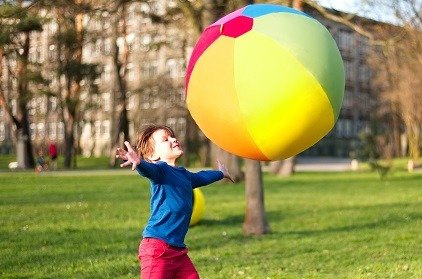 Detal wzoru Reggae na piłce balonowej Akson — kolory żółty, zielony, czerwony