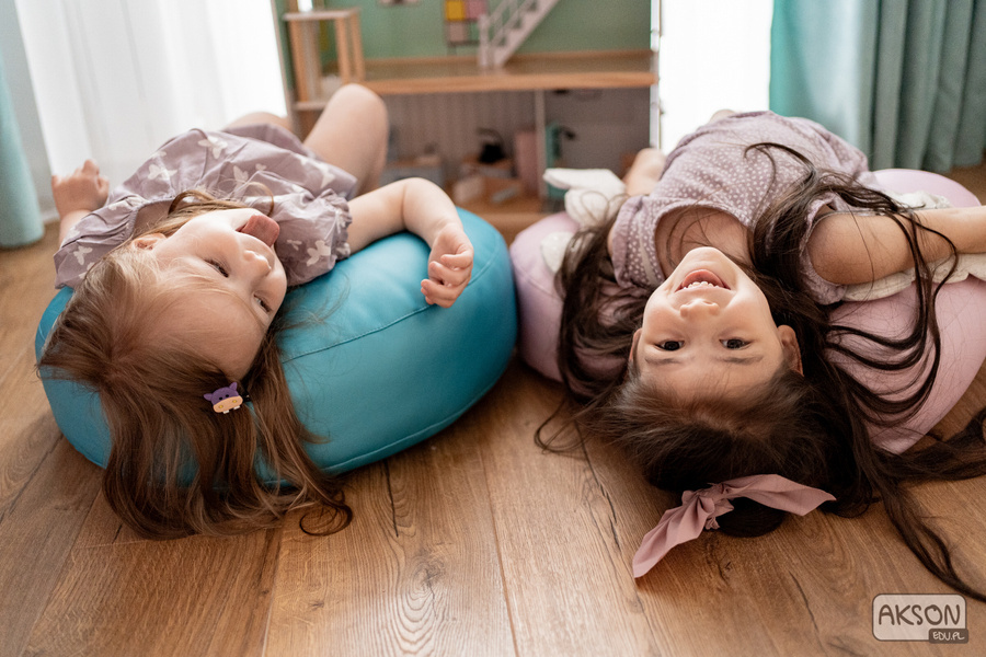 Detale pufy MIŚ — ozdobne marszczenia, srebrny kolor i profil siedziska