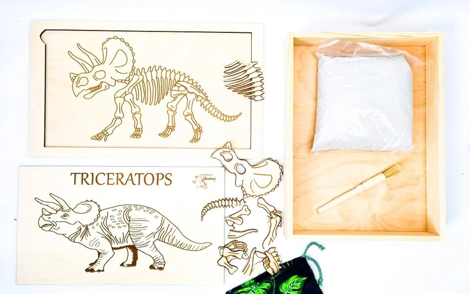 Zestaw edukacyjny Triceratops EDUBOBO z drewnianą tacą i kośćmi