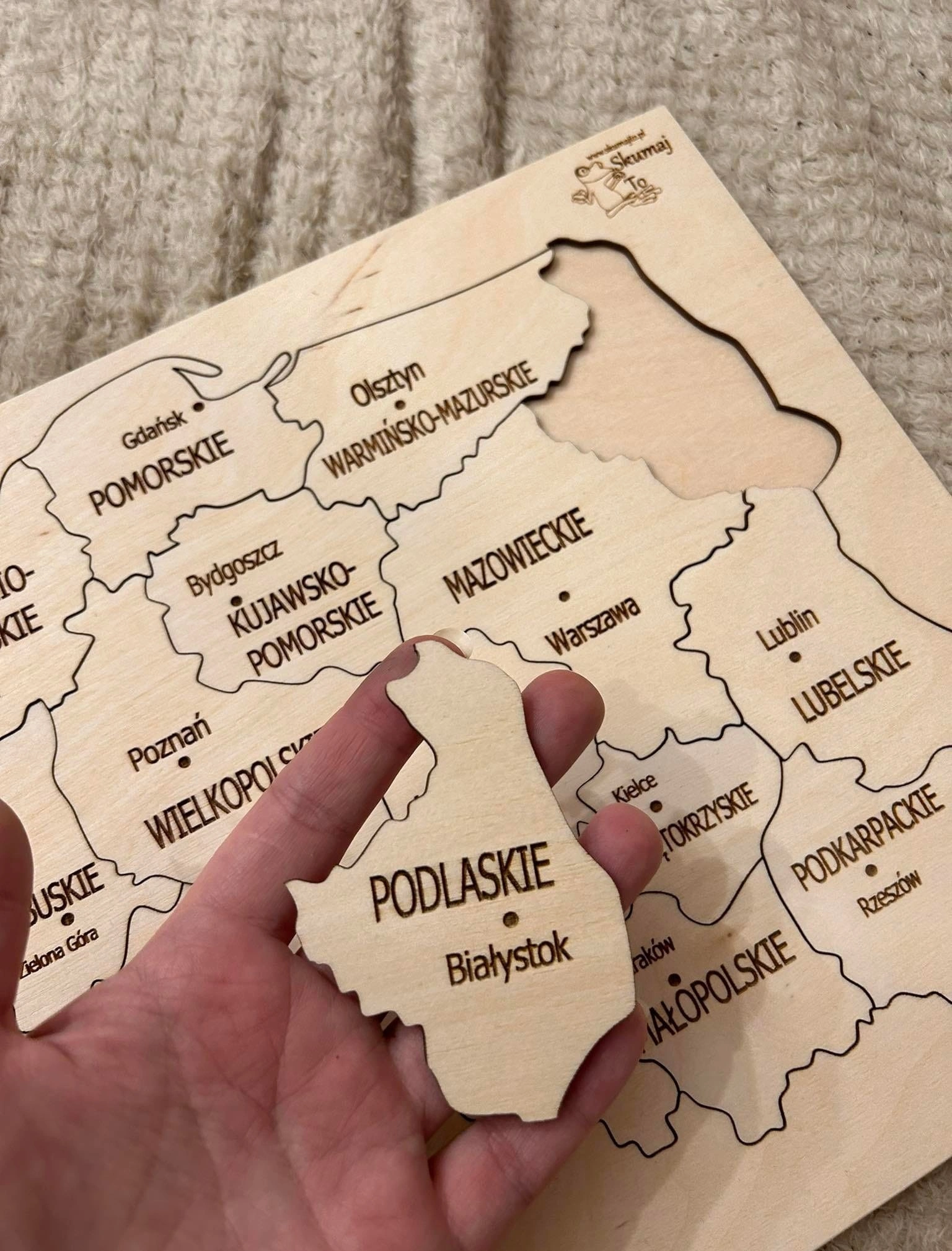 Układanka geograficzna EDUBOBO z podstawą mapy Polski o wymiarach 30 × 30 cm