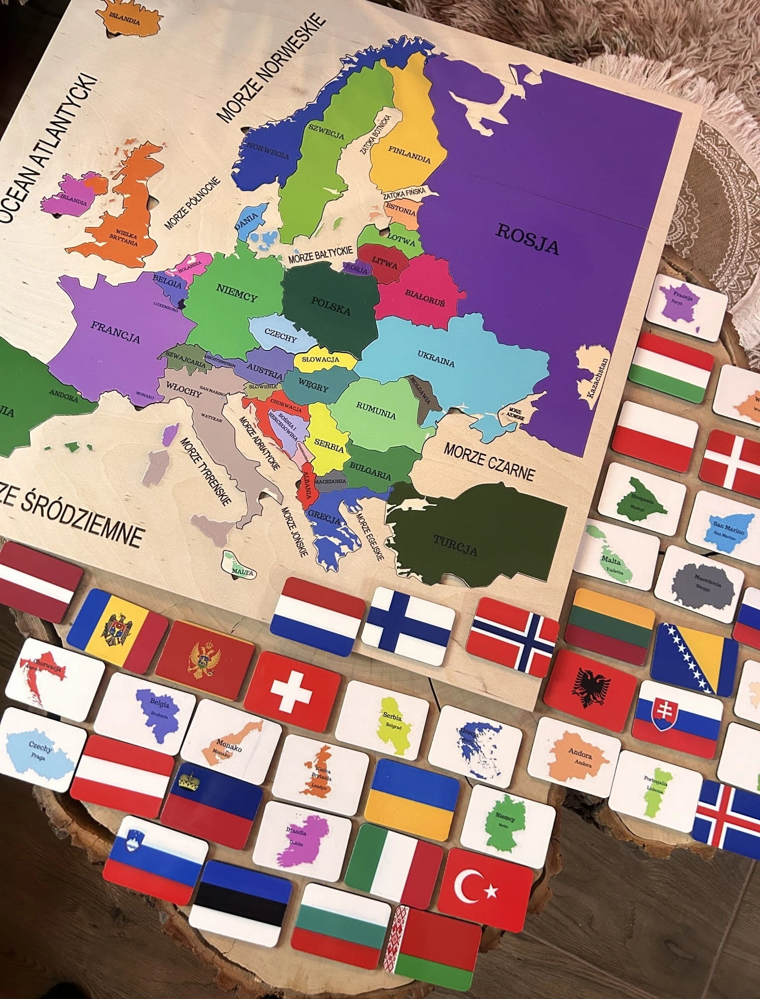 Wyjmowane elementy mapy Europy z dwustronnymi flagami i nazwami państw EDUBOBO