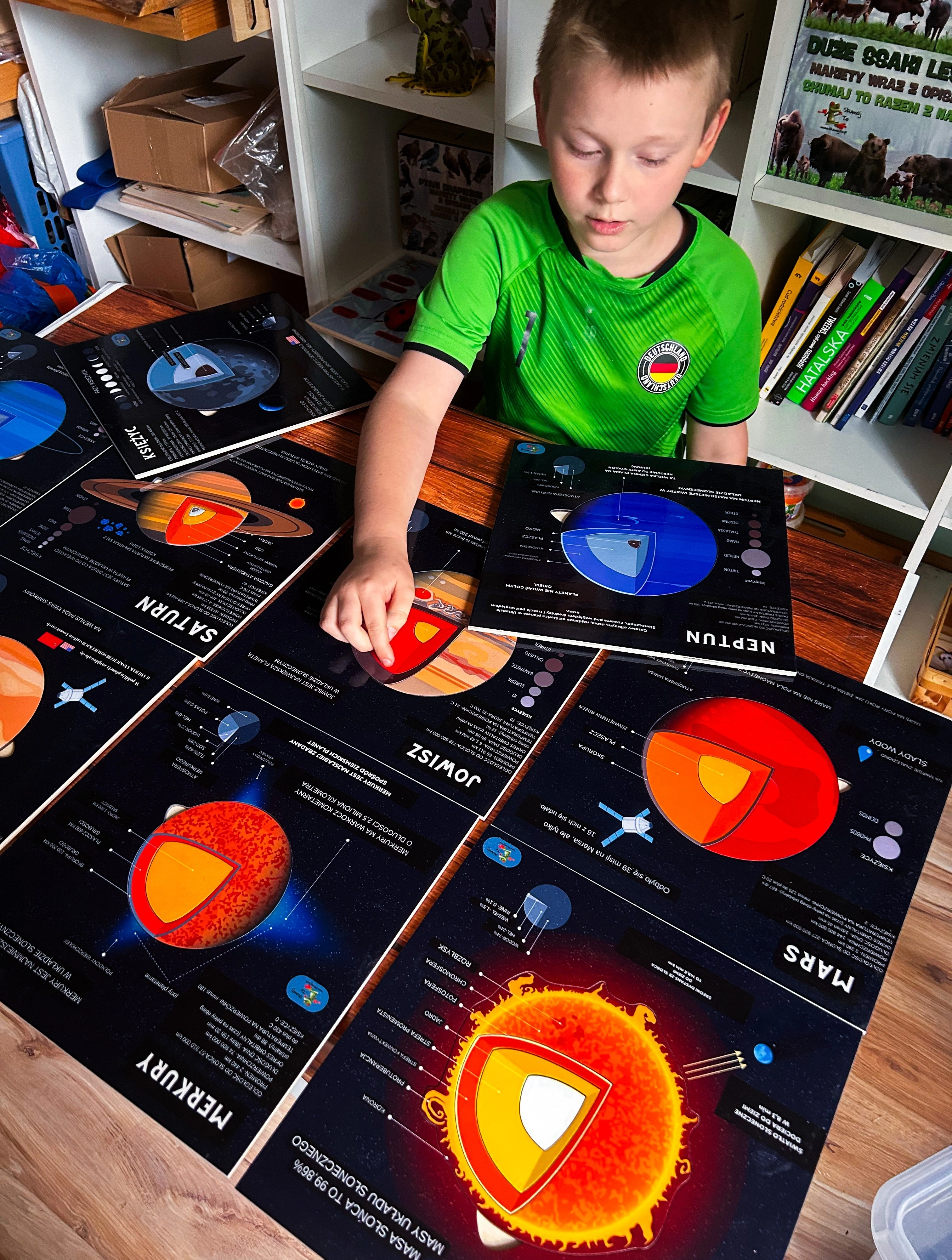 Układ słoneczny drewniany zestaw Montessori EDUBOBO - plansza Słońca z przekrojem i opisem
