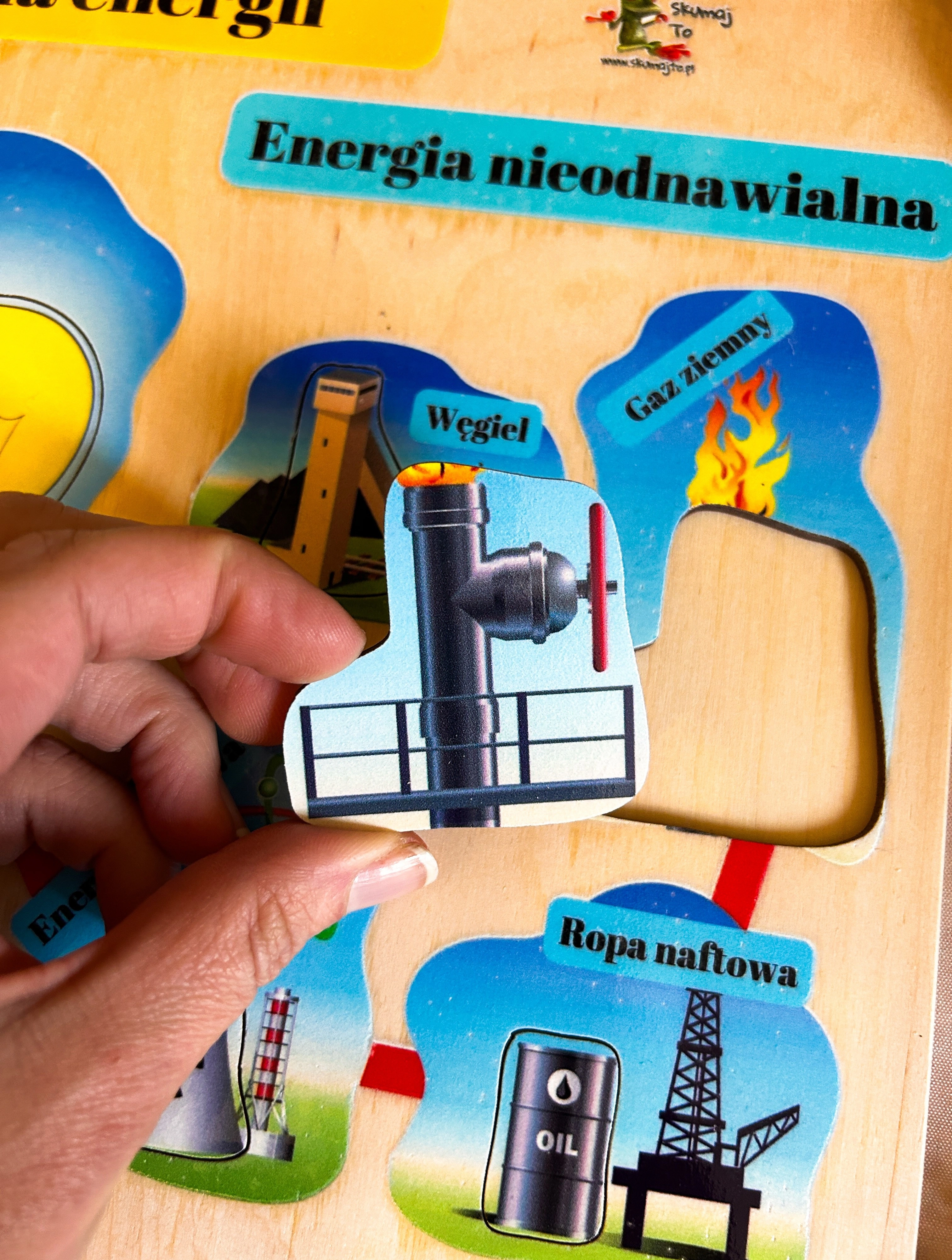 Układanka edukacyjna EDUBOBO o energii z podpisanymi przykładami jej odnawialnych i nieodnawialnych źródeł