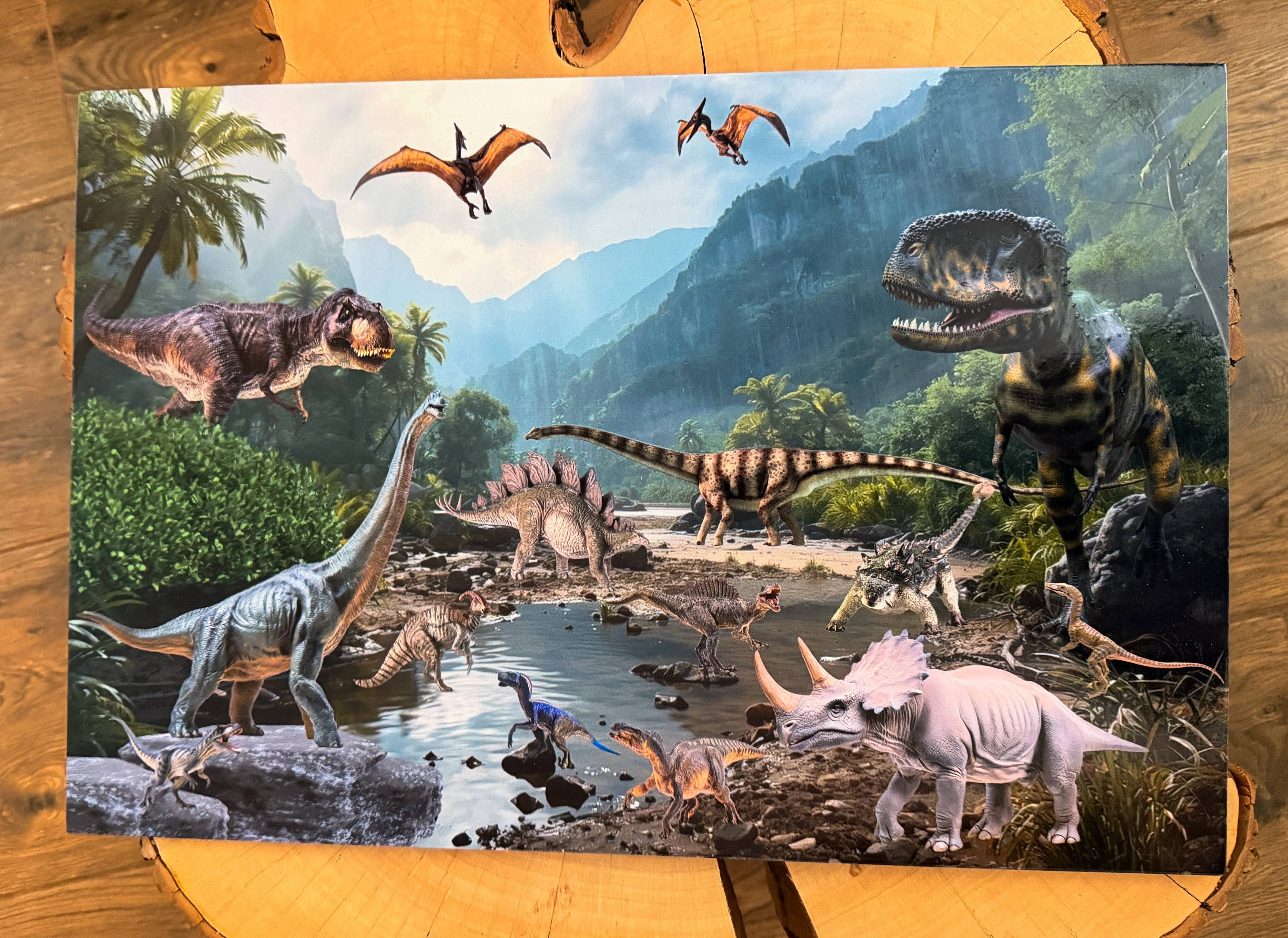Elementy drewnianej wyszukiwanki dinozaury EDUBOBO z nazwami na odwrocie