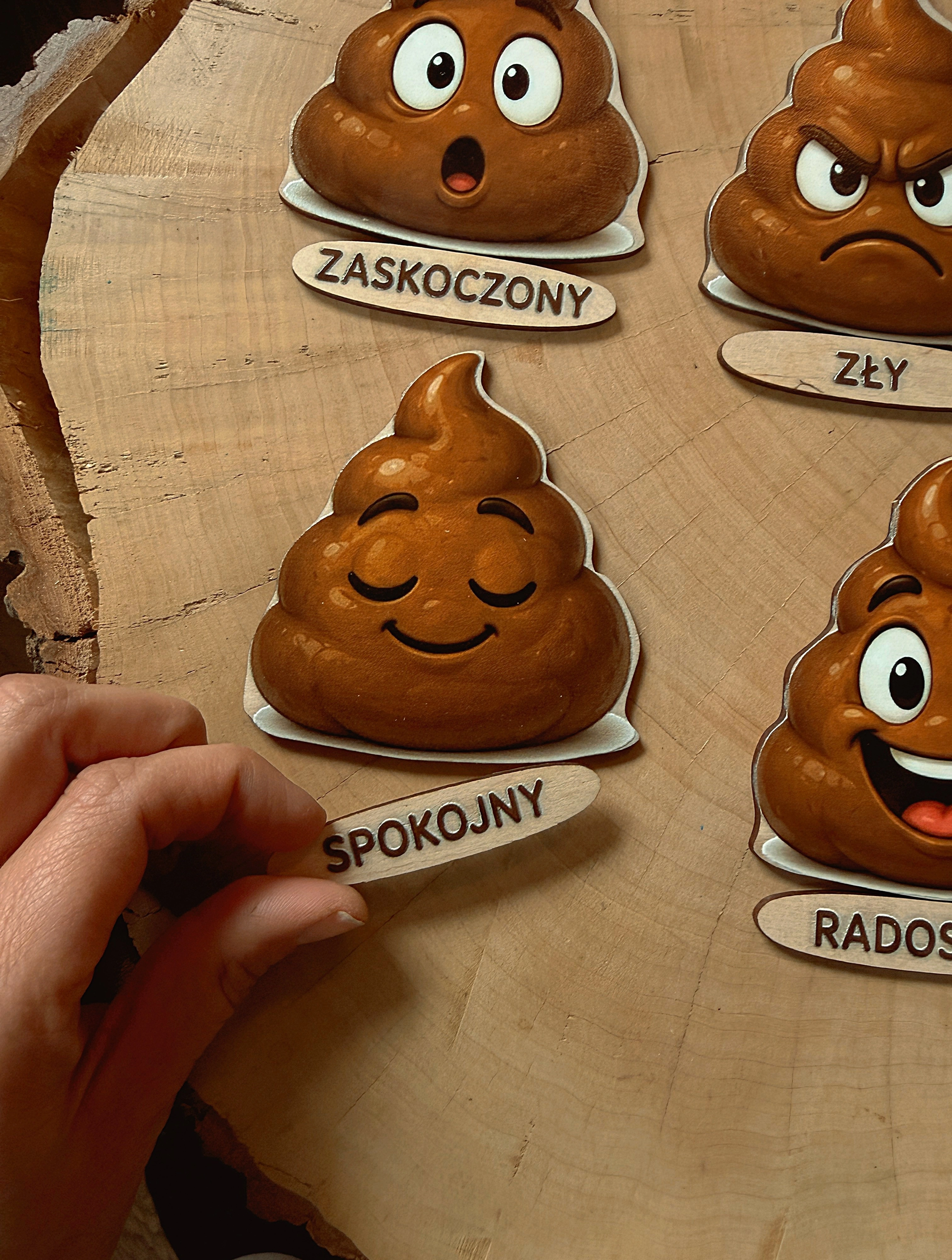 Elementy układanki Emocje EDUBOBO – karty obrazkowe i drewniane buźki