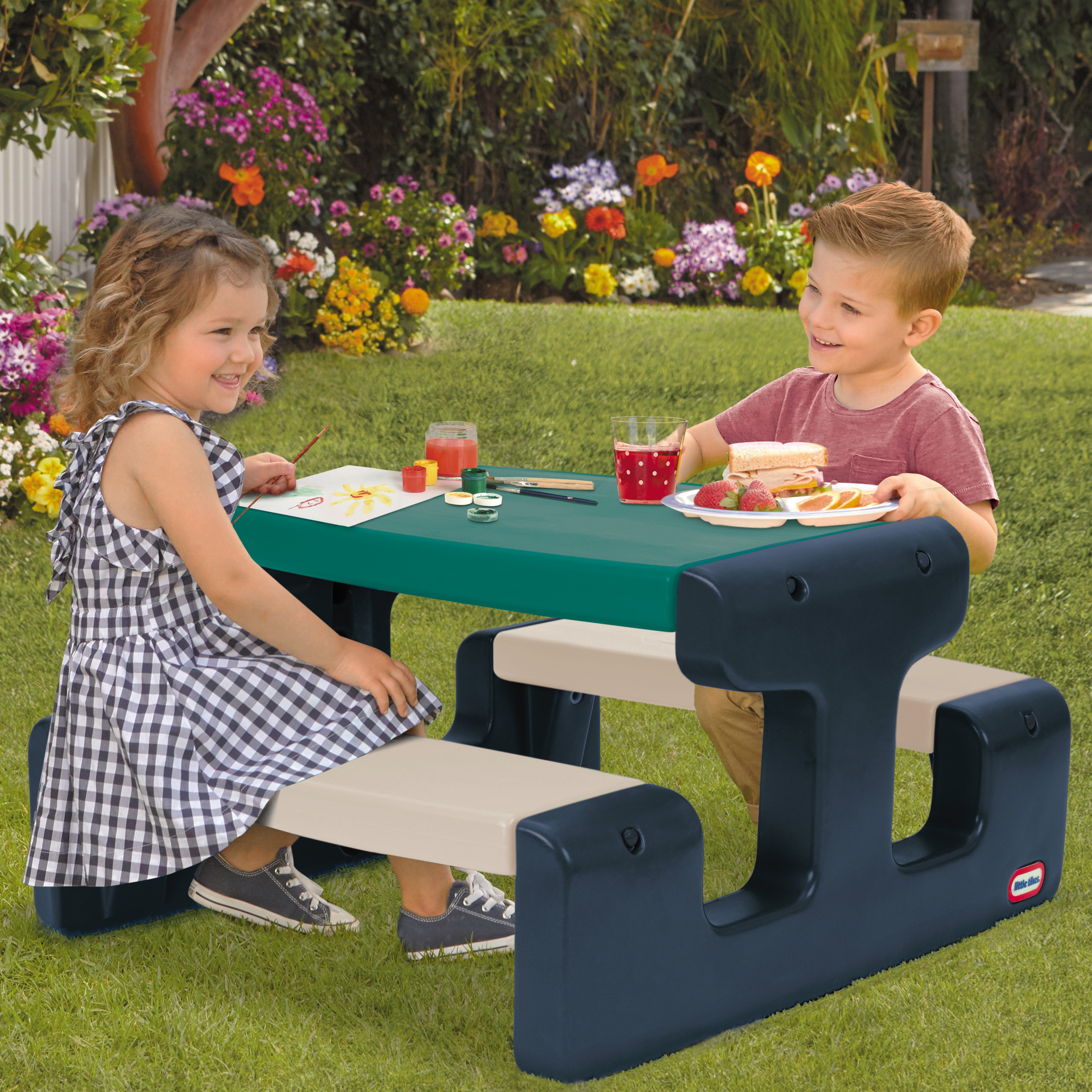 Widok stolika piknikowego LITTLE TIKES z boku, pokazujący stabilną konstrukcję
