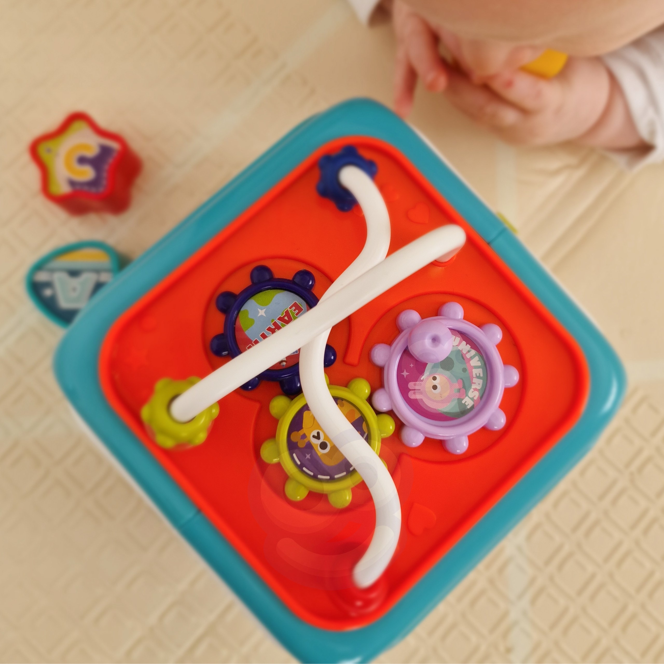 Panel aktywności kostki sensorycznej Woopie Baby z kolorowymi elementami