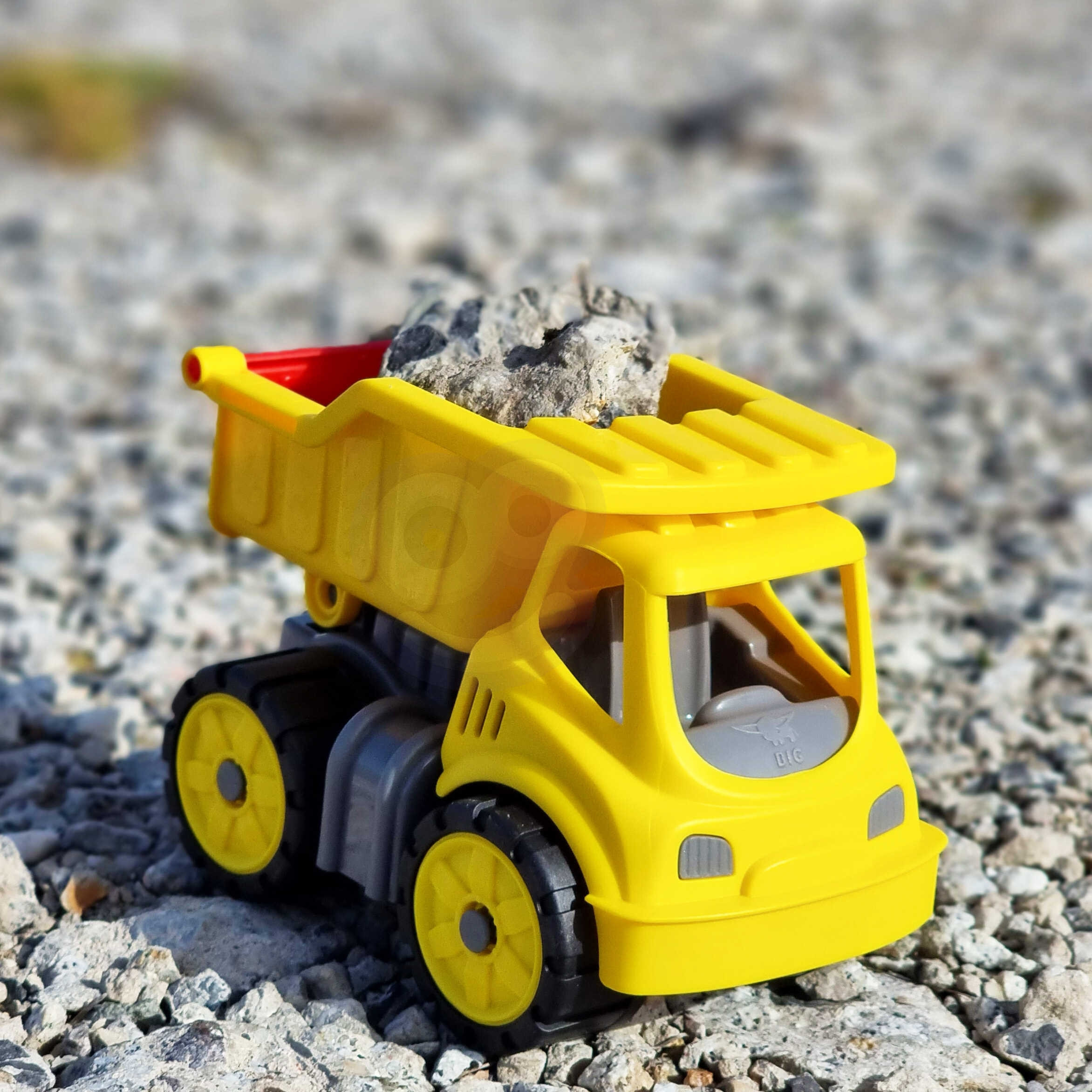 Widok z boku wywrotki BIG Power Worker Mini z wytrzymałymi kółkami Soft