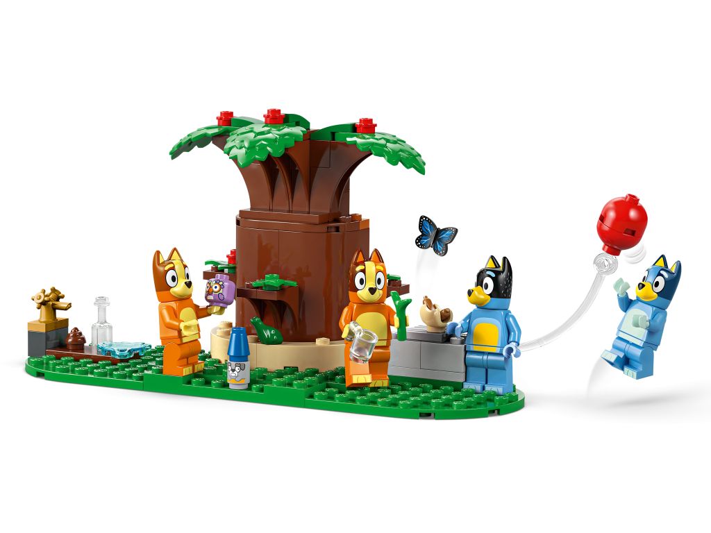 Widok modułowego domu LEGO Bluey z pokojem zabaw i ogrodem