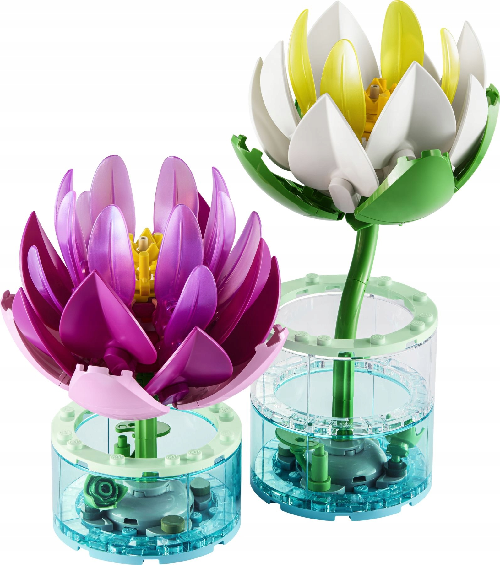Dwa modele lilii wodnych LEGO Botanicals z przezroczystymi wazami i opalizującymi płatkami