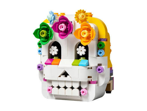 Model LEGO 40811 z kolorowymi kwiatami i symbolicznymi produktami spożywczymi na ołtarzu