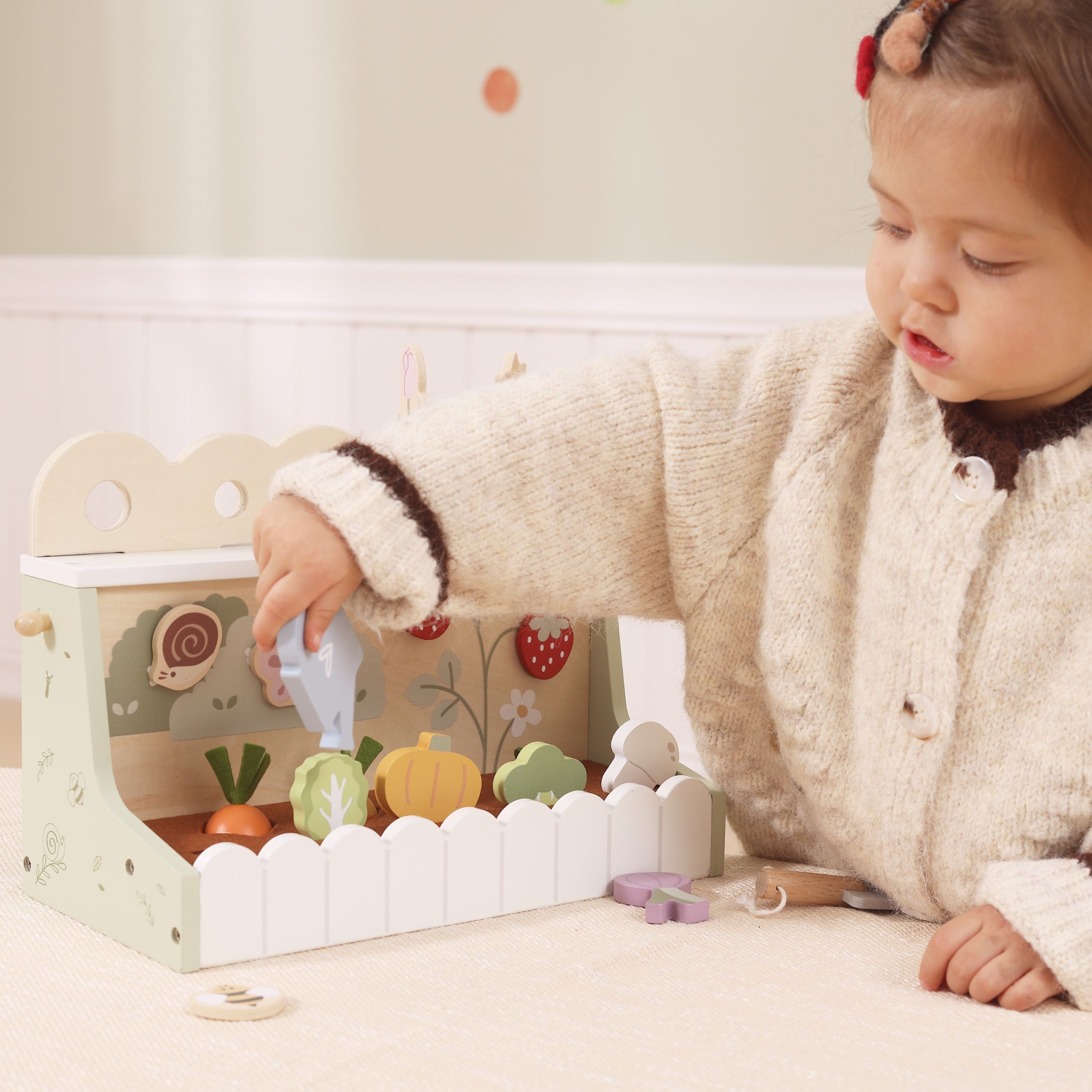 Zestaw Viga Toys ogródek Małego Ogrodnika z kolorowymi warzywami i konewką