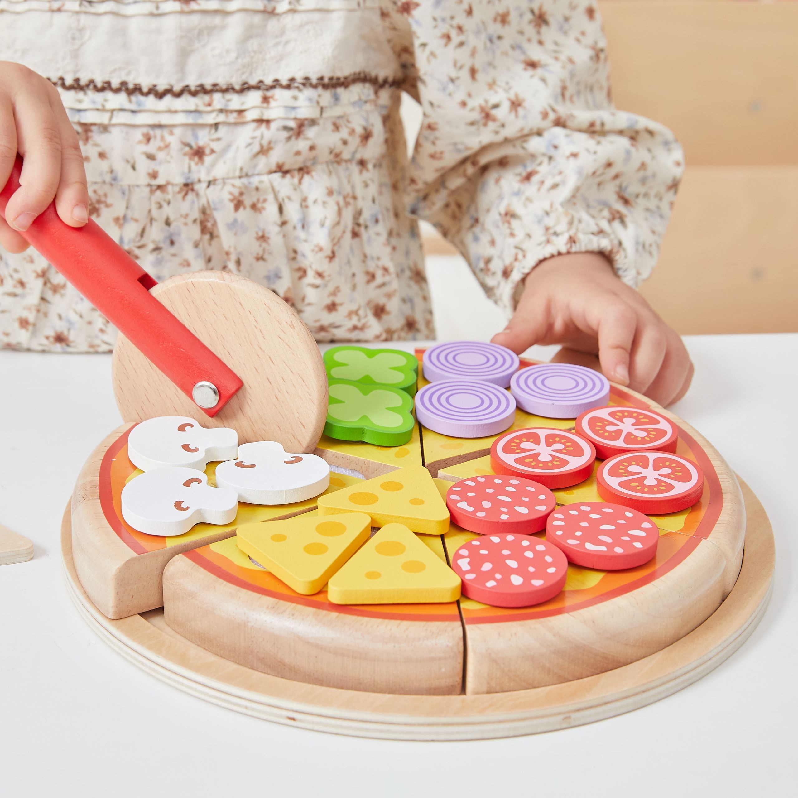 Elementy drewnianej pizzy do krojenia Viga Toys - kolorowe dodatki i podstawa