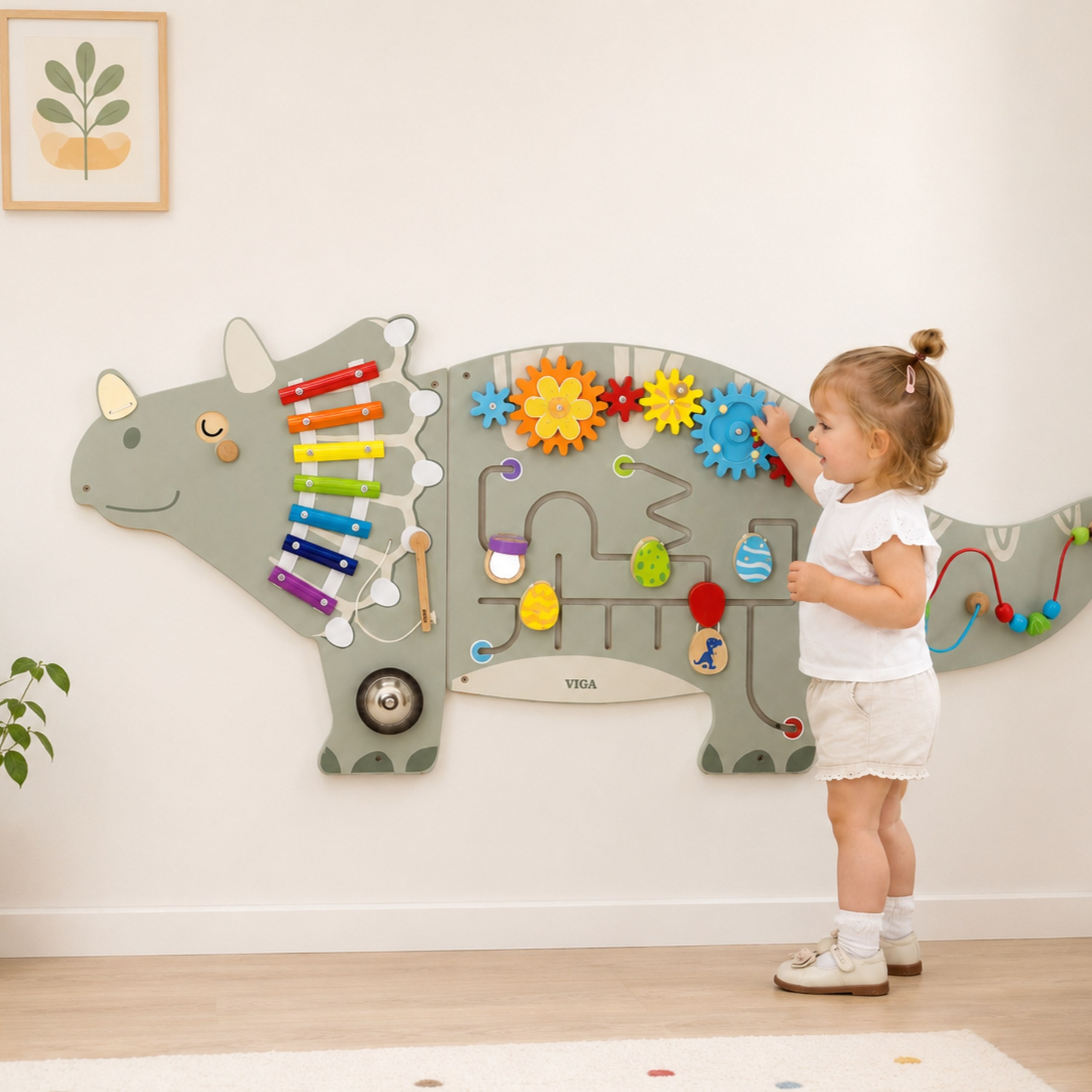 Drewniany panel Triceratops z kolorowymi kołami zębatymi i cymbałkami do zabawy dla dzieci od 18 miesięcy