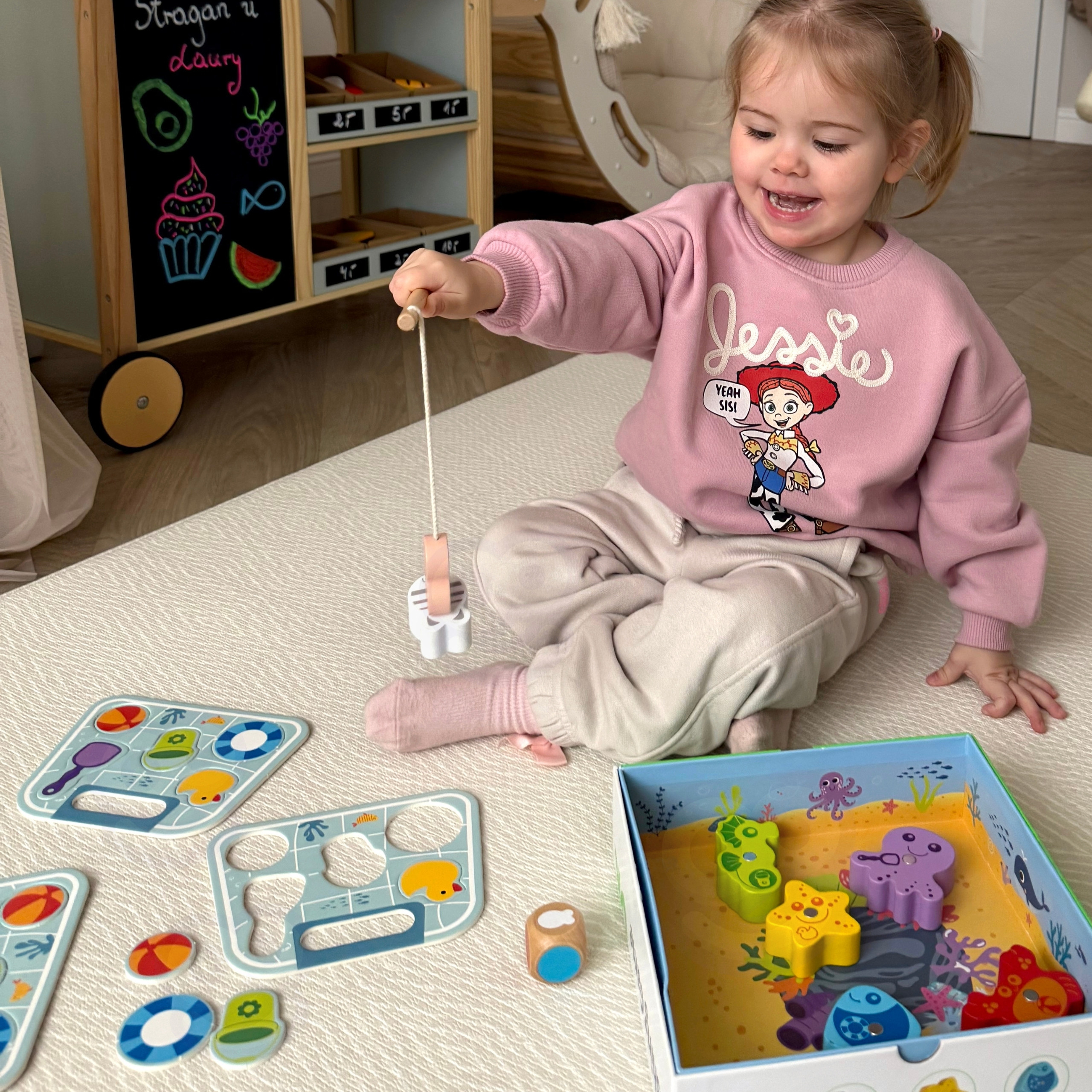 Drewniana kostka i magnetyczna wędka z gry TOOKY TOY do łowienia rybek