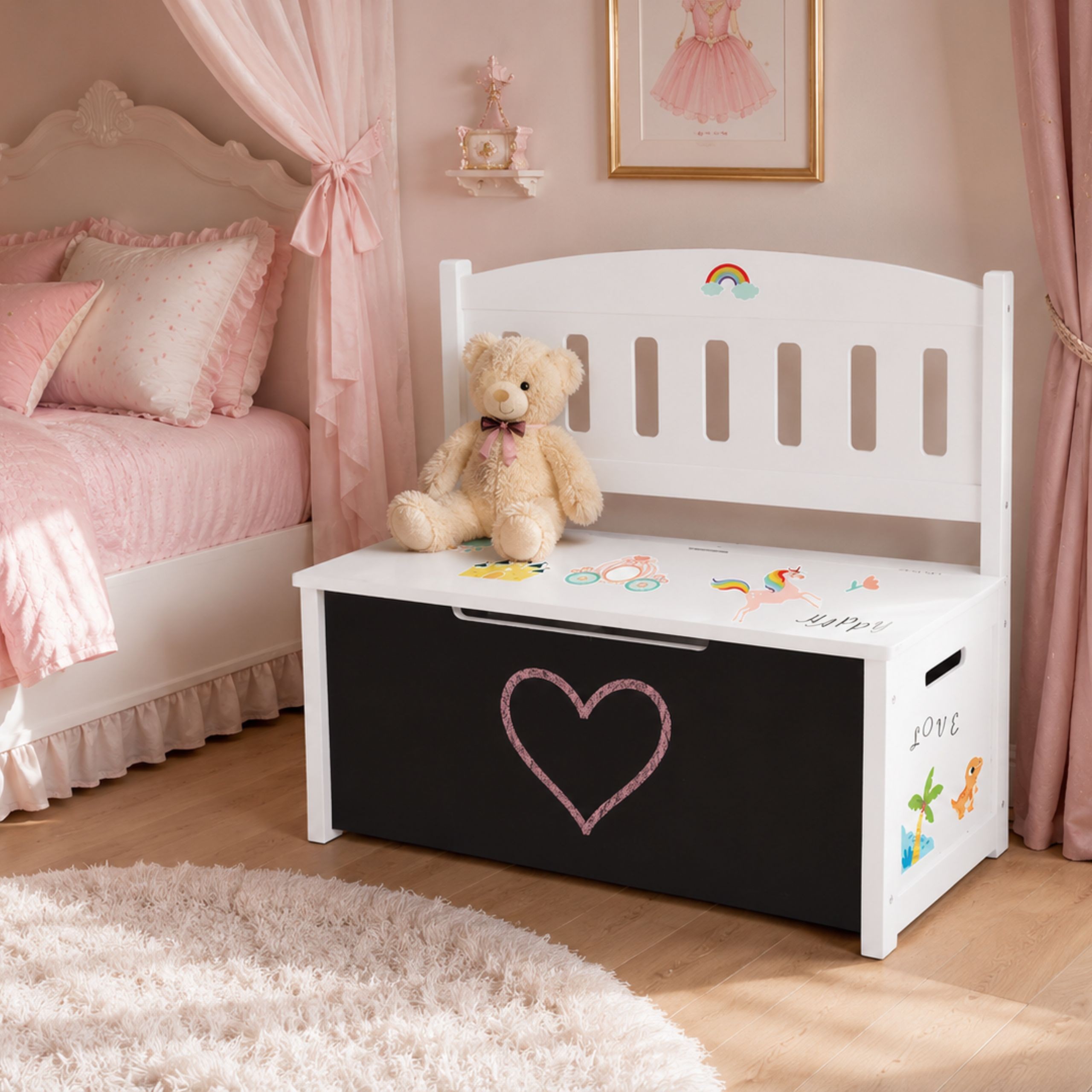 Widok na biały pojemnik na zabawki TOOKY TOY z otwartą pokrywą i tablicą do rysowania
