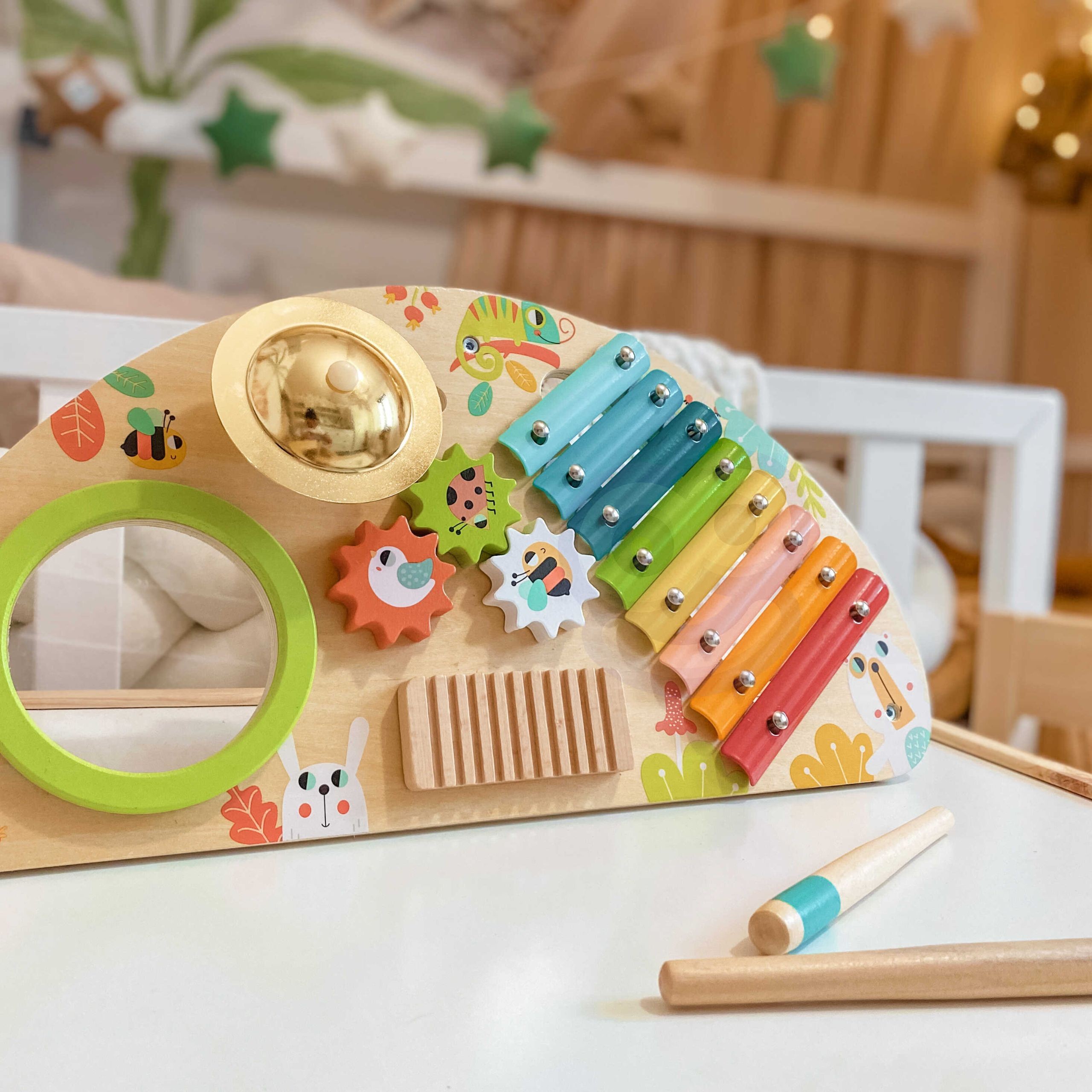 Drewniane centrum muzyczne TOOKY TOY z bębenkiem, talerzem i zębatkami