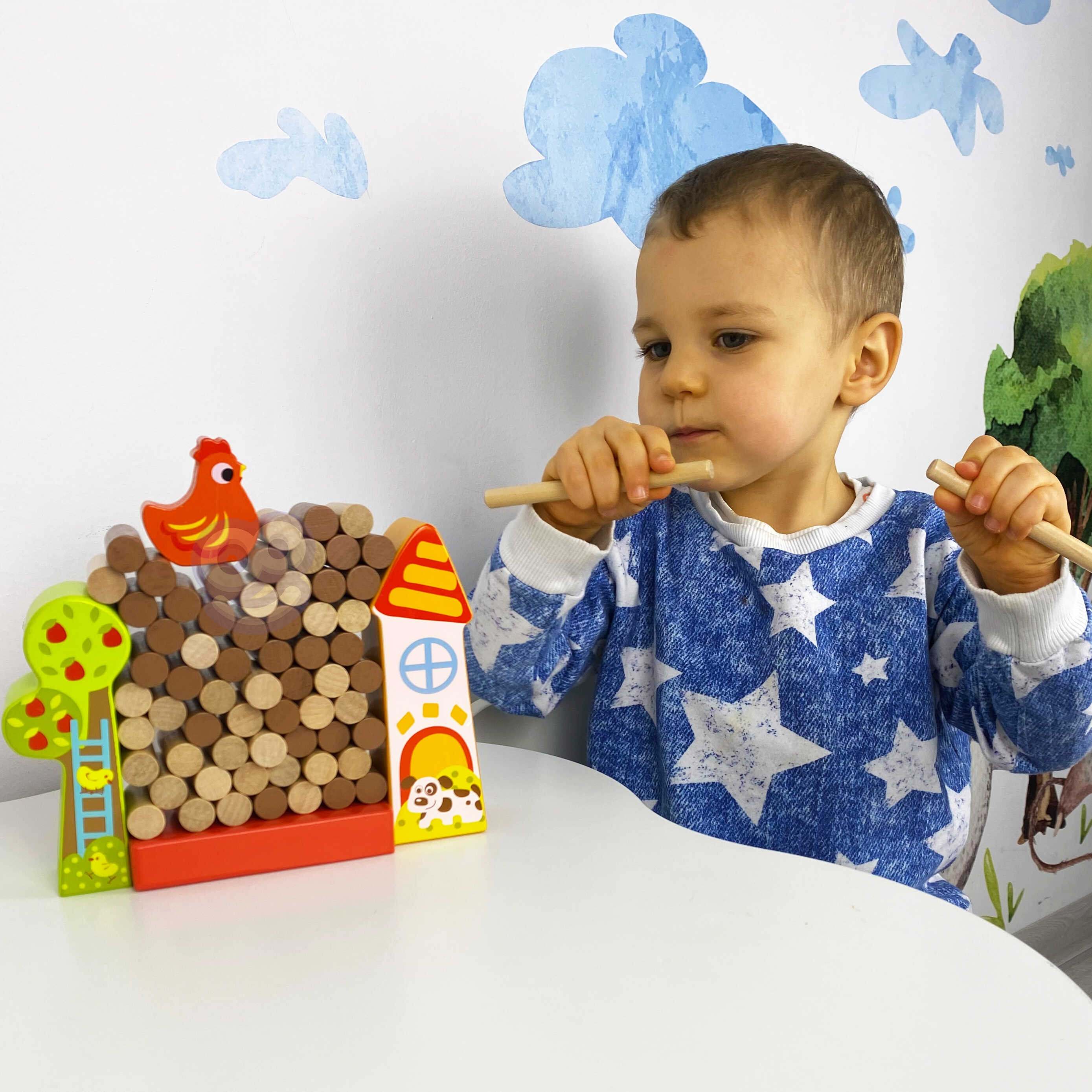 Elementy drewniane gry Farma Spadająca Kura TOOKY TOY wraz z figurką kury