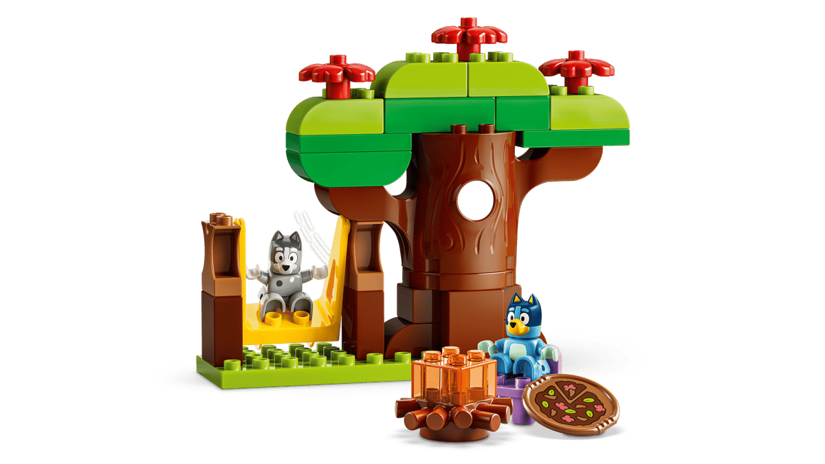 LEGO Duplo Bluey Pizzerki z Muffinką i Blue 10469 pokazujące drzewo z huśtawką oraz samochodzik Muffinki