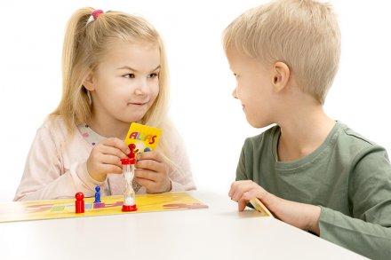 Karty z hasłami do gry Alias Junior od TACTIC GAMES - ilustracje do zabawy słownej