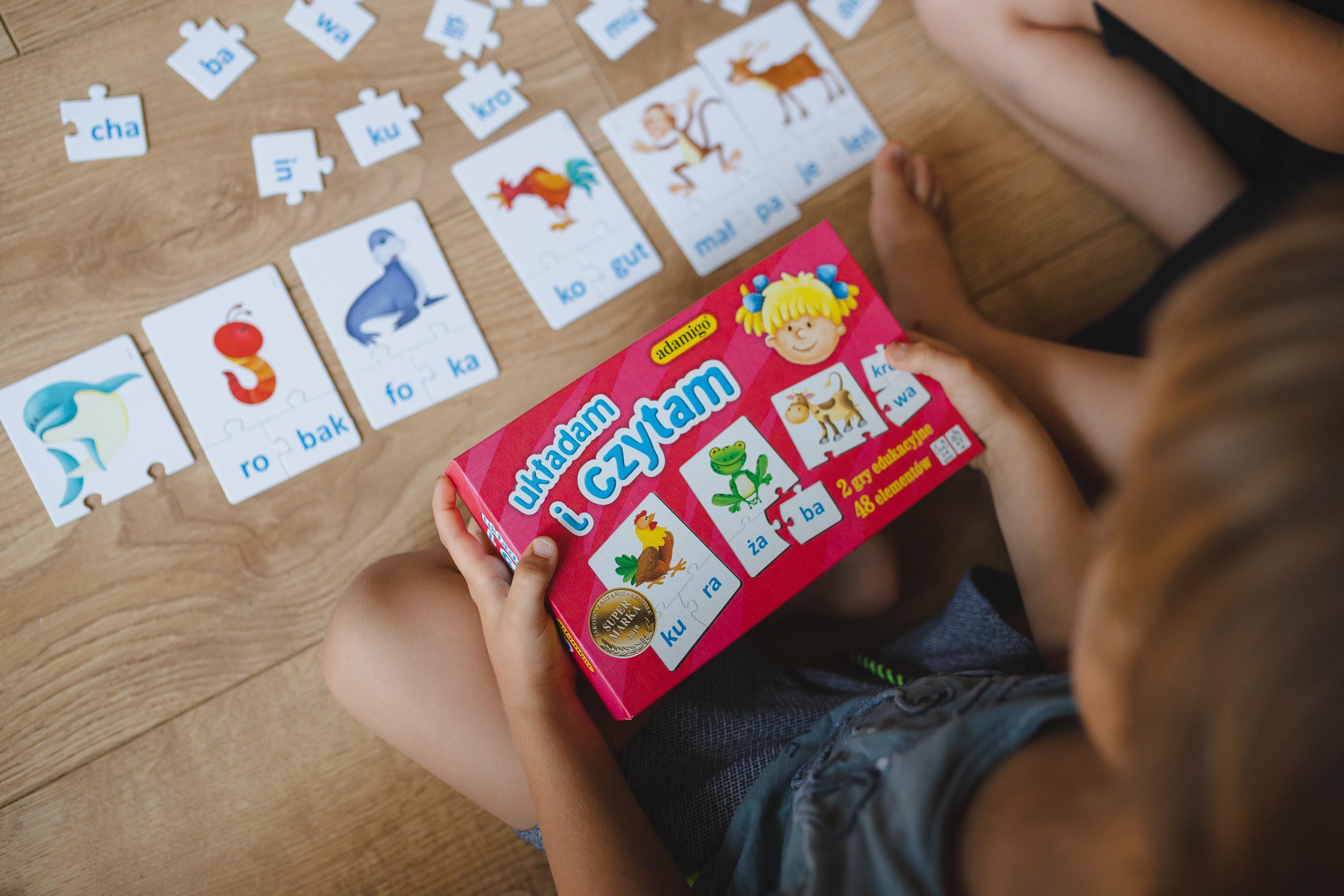 Układam i Czytam puzzle ADAMIGO, elementy z ilustracjami i instrukcja gier edukacyjnych