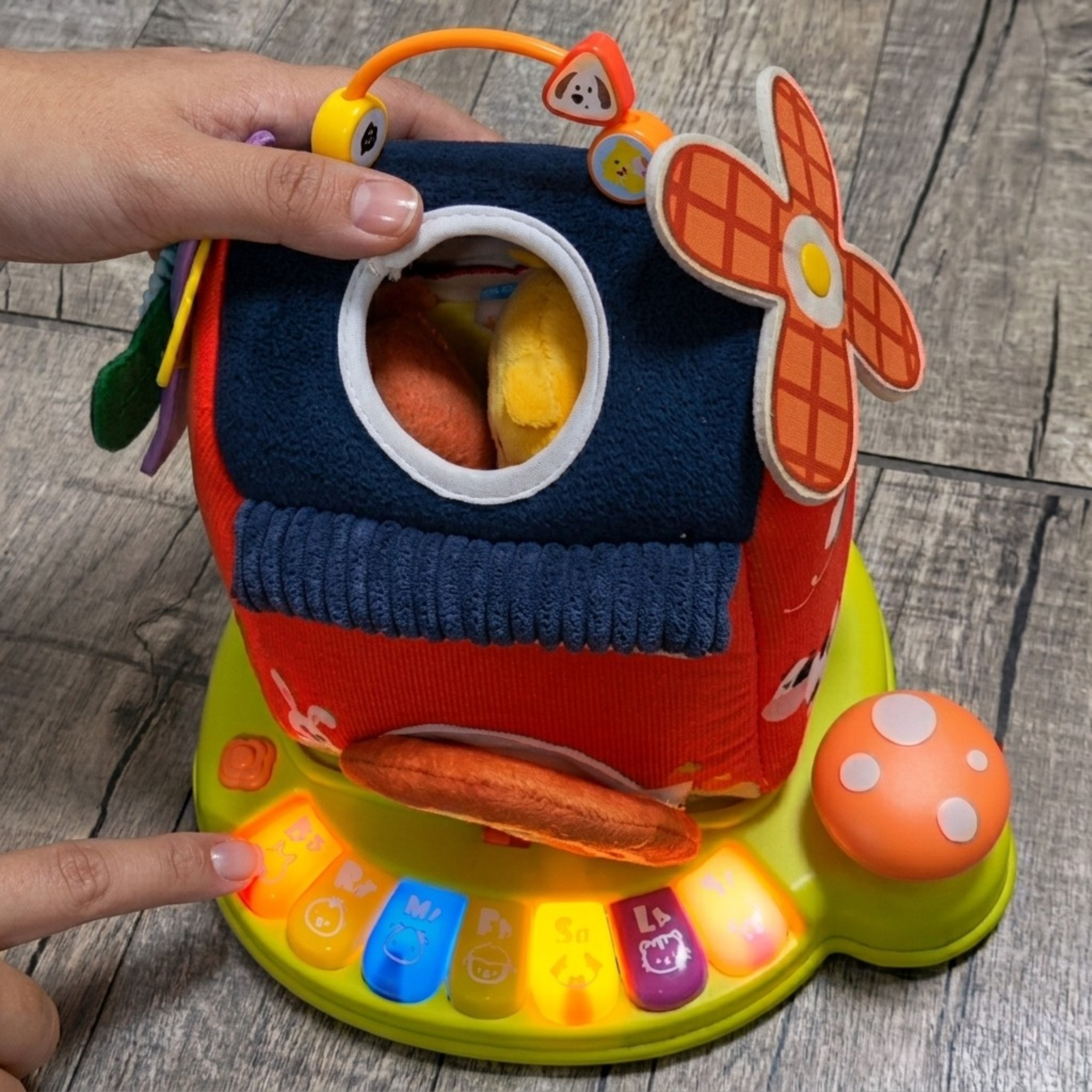 Zabawka edukacyjna WOOPIE BABY - detal kolorowego wiatraka i koralików na pałąku